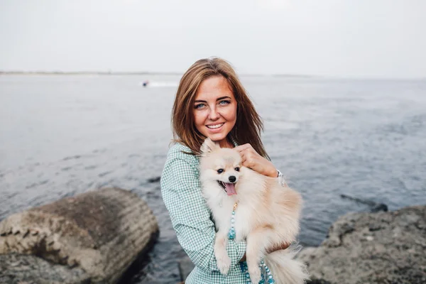 Genç kadın holding köpektir açık havada — Stok fotoğraf