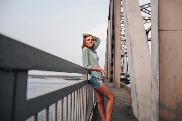 Portrét ženy na mostě — Stock fotografie