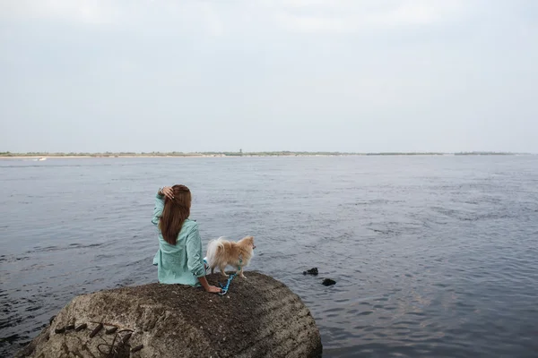 Giovane donna è tenuta cane all'aperto — Foto Stock