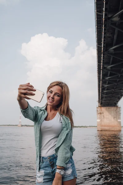 Frau fotografiert sich selbst, Selfie — Stockfoto