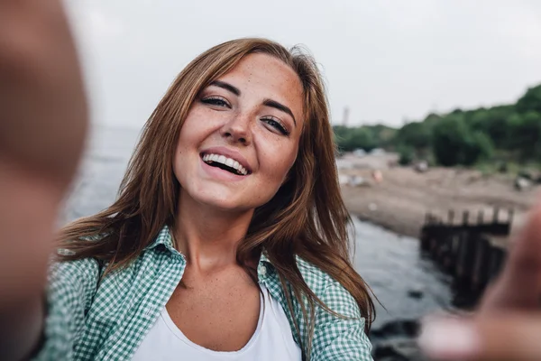 Frau fotografiert sich selbst, Selfie — Stockfoto