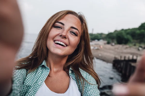 Woman taking picture of herself, selfie — Stock Photo, Image