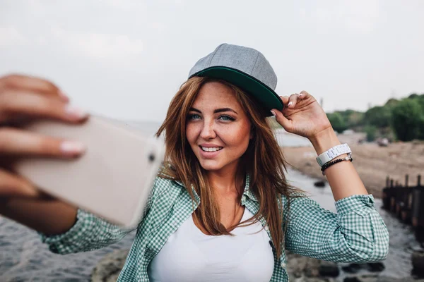 Wanita mengambil gambar dirinya, selfie — Stok Foto