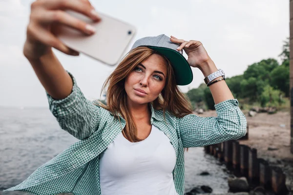 Vrouw nemen foto van zichzelf, selfie — Stockfoto