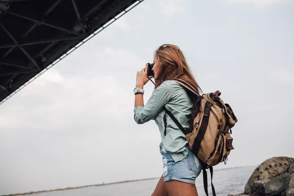 Chica toma fotografías con cámara de fotos vintage — Foto de Stock