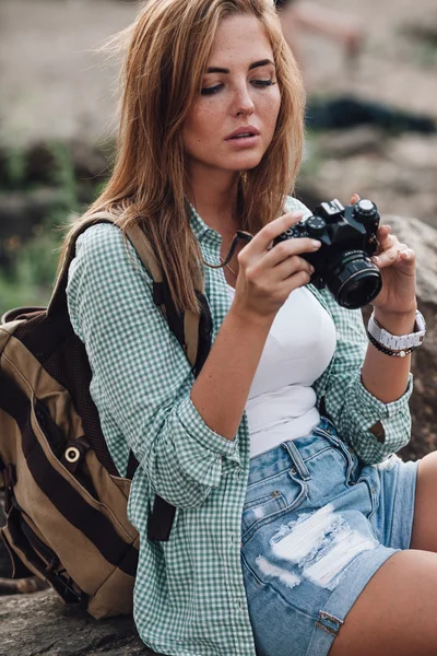 Girl takes photographs with vintage photo camera — Stock Photo, Image