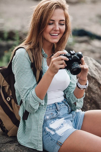 Девушка фотографирует со старинной фотокамерой — стоковое фото