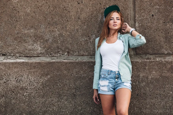 Menina da moda posando perto de parede de concreto — Fotografia de Stock