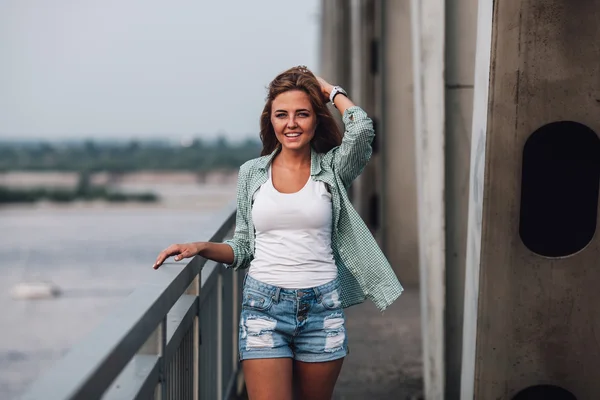 Portret van vrouw op brug — Stockfoto