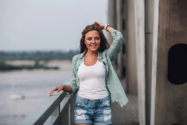 Retrato de mujer en puente —  Fotos de Stock