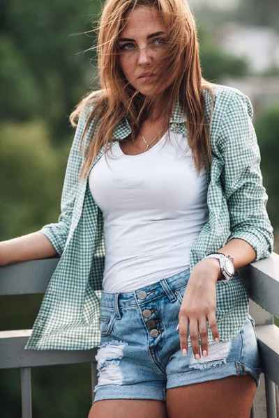 Portret van vrouw op brug — Stockfoto