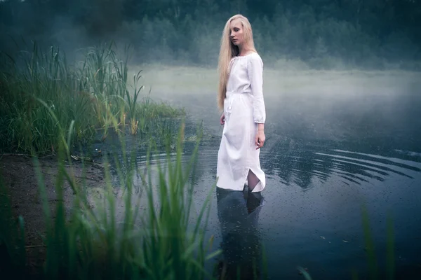 Women and lake — Stock Photo, Image