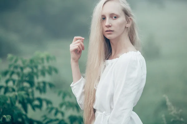 Women and lake — Stock Photo, Image