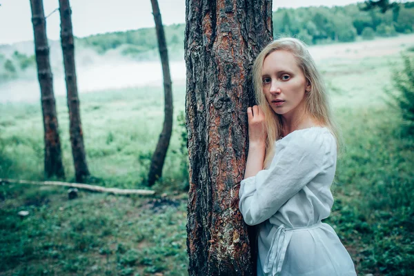 Women and lake — Stock Photo, Image