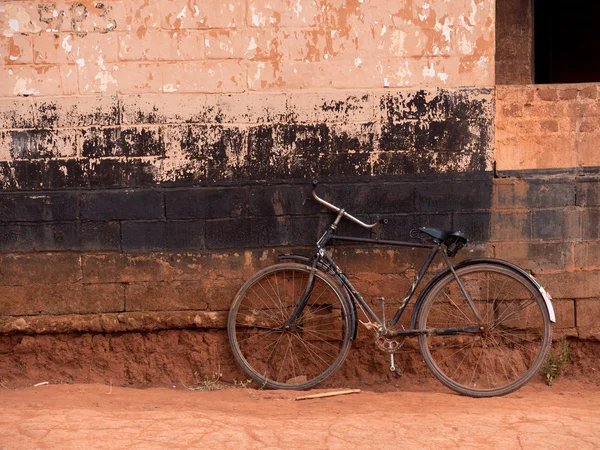 Uma bicicleta velha — Fotografia de Stock