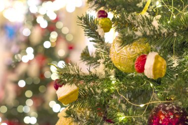 Toplar, oyuncaklar ve parıltılarla süslenmiş Noel ağacı (yeni yıl)