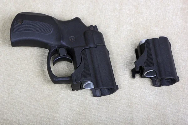 İki misli ücret travmatik tabanca ve tutucu Tubeless — Stok fotoğraf
