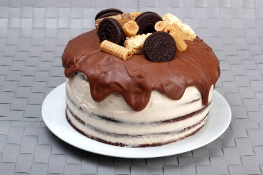 Sütlü çikolata ile sırlı ve waffle ve çerezler ile dekore kek,