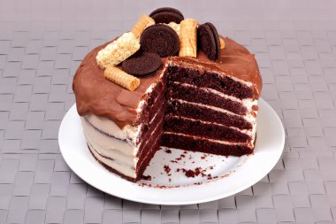 Sütlü çikolata ile sırlı ve waffle ve çerezler ile dekore kek,