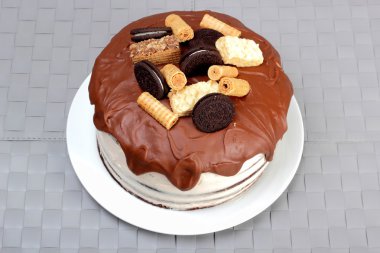 Sütlü çikolata ile sırlı ve waffle ve çerezler ile dekore kek,