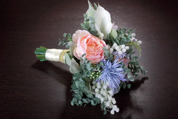 Ramo Boda Hermosas Flores Artificiales Mesa Oscura Imágenes de stock libres de derechos