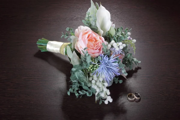 Ramo Bodas Hermosas Flores Artificiales Anillos Boda Mesa Oscura — Foto de Stock