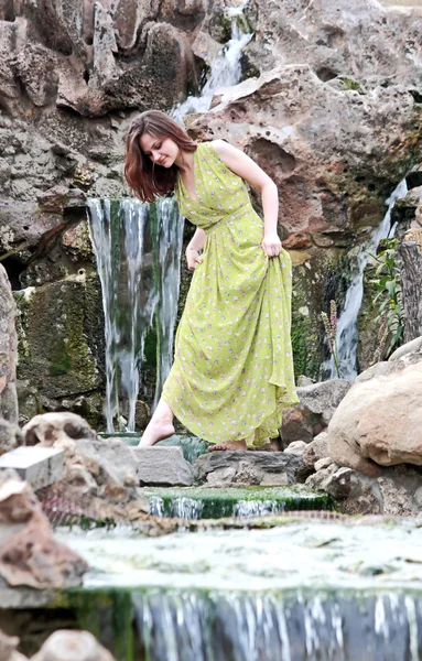 Ragazza che cammina sulle pietre Foto Stock