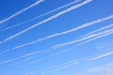 Contrails Bulutsuz mavi gökyüzünde