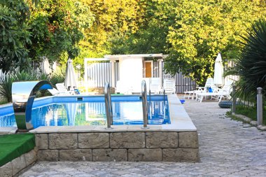 Yüzme Havuzu ve küçük oturma alanı