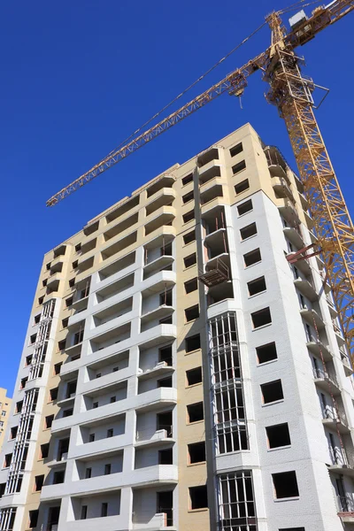 House under construction and tower crane — Stock Photo, Image