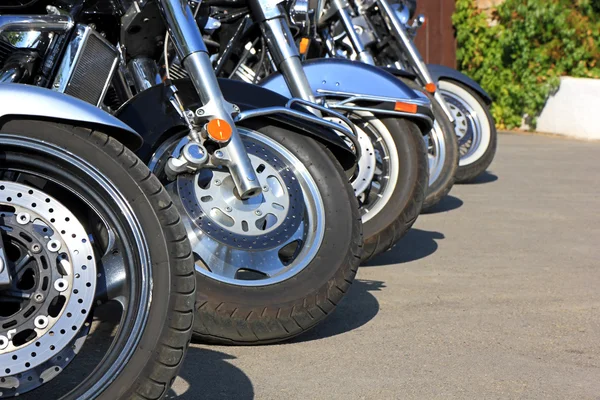 Motos garées par une journée d'été ensoleillée — Photo