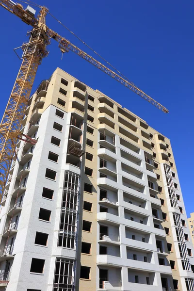 Casa em construção e torre guindaste Fotos De Bancos De Imagens