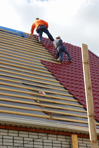 Roofers on the roof — Stock Photo, Image