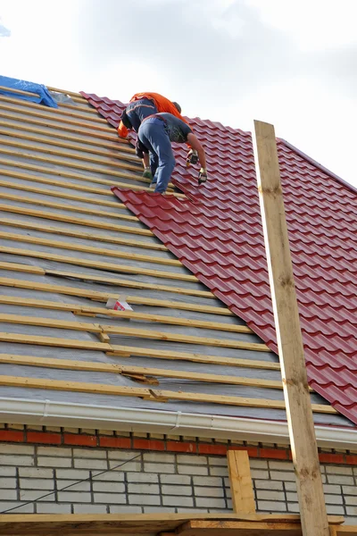 Roofers on the roof — Stock Photo, Image