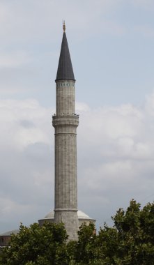 Türkiye'nin arka planda gökyüzü bir caminin minaresi
