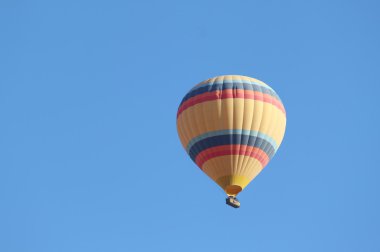 Renkli balon gökyüzünde kayan nokta