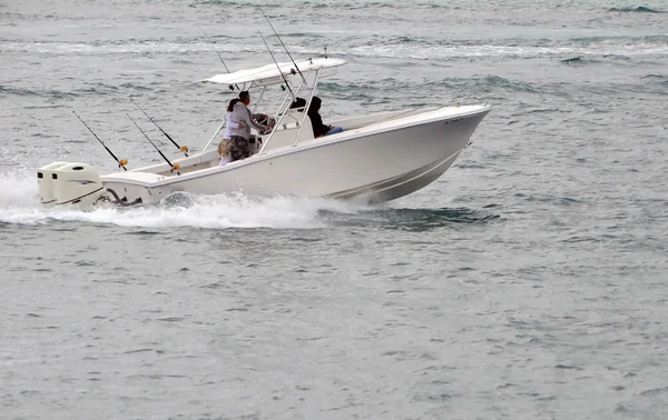 Esquife de pesca de motor doble — Foto de Stock