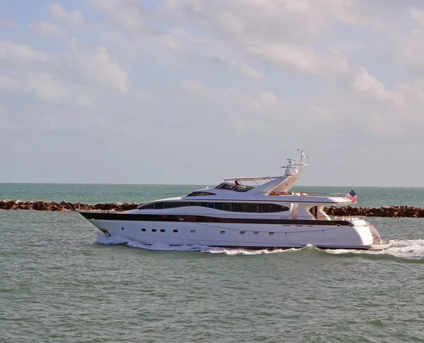 Luxusní motorová jachta na Floridě Intracoastal vodní — Stock fotografie
