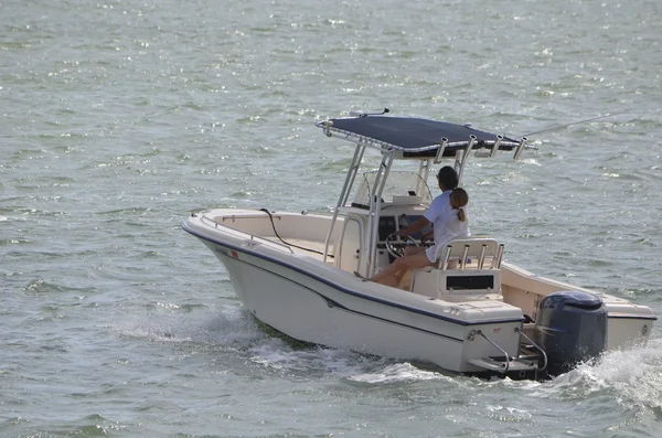 Casal Prazer Cruzeiro em um pequeno barco de pesca — Fotografia de Stock