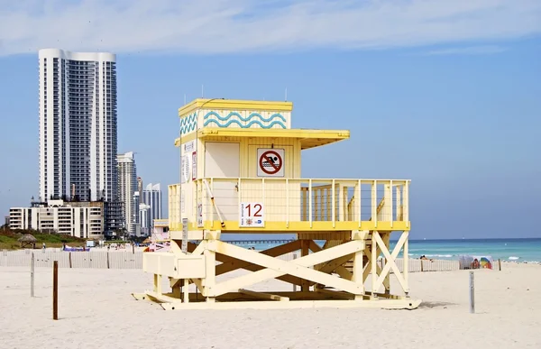 Yellow Lifeguard Stand and a High Rise Luxury Condo — Stock Photo, Image