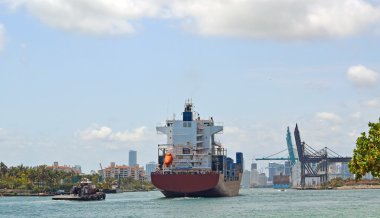 Konteyner gemisi Port of Miami girme