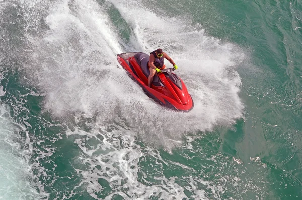Vista aérea de una moto acuática roja en exceso de velocidad —  Fotos de Stock