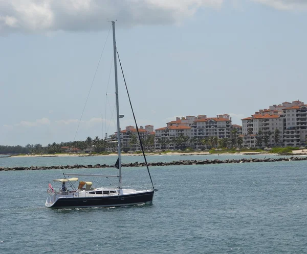 Zeilboot terug te keren naar de haven — Stockfoto