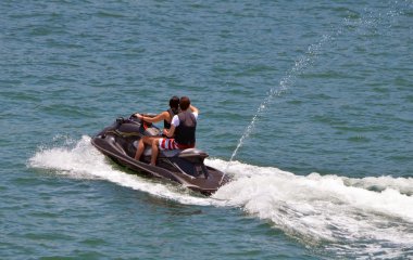 Genç kız ve oğlan bir Jet Ski bir yolculuk paylaşımı