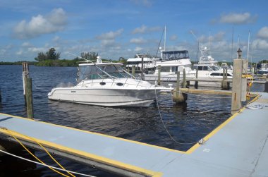 Marina Port St.Lucie,Florida bir nehir üzerinde