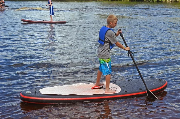 Çocuk bir Paddle kurulu — Stok fotoğraf