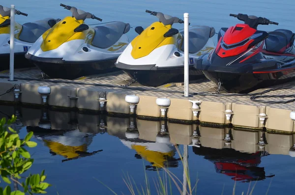 Jet Skis stocké sur un quai flottant — Photo