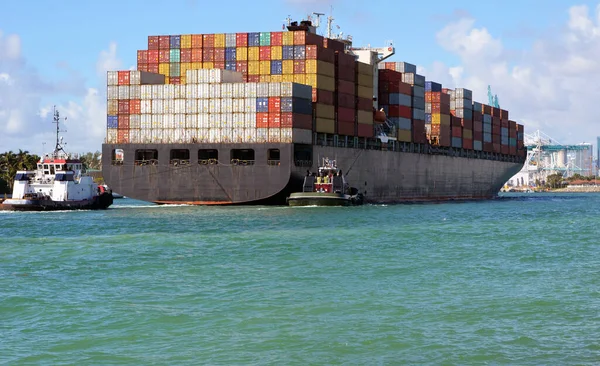 コンテナ船を操縦するチューブボートは 貨物船の位置にマイアミ港 マイアミ フロリダ州の積み込み桟橋で — ストック写真
