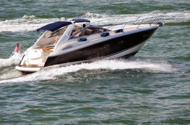 Miami Sahili 'nin dışındaki Florida Sahil İçi Su Yolu' nda beyaz bir kulübe kruvazörü ile iyi atanmış..