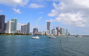 Biscayne Körfezi 'ndeki panoramik manzara Cumartesi sabahı tekne trafiği ve körfezin batı kıyı şeridindeki lüks apartman kuleleri.,